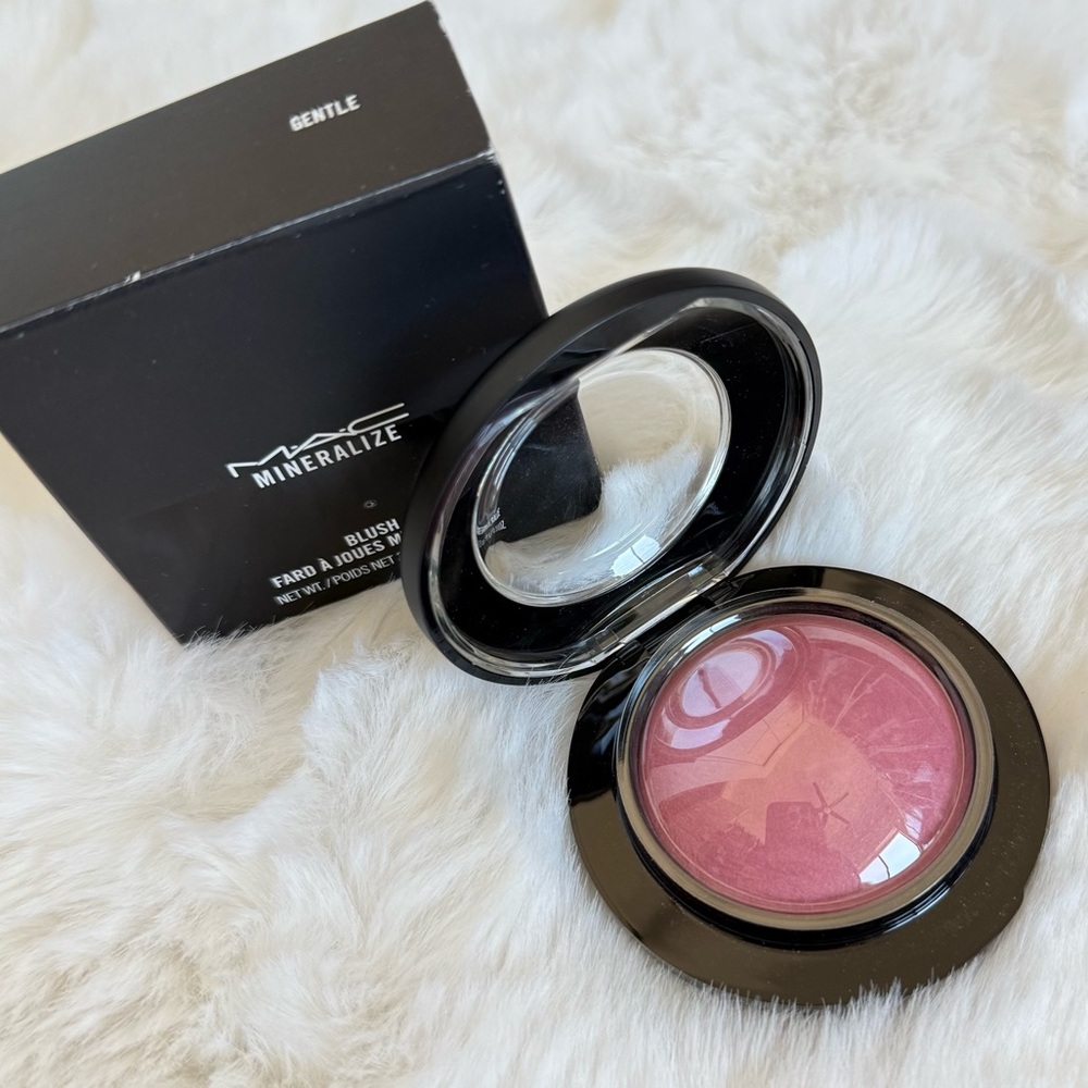 NIB MAC Mineralize Blush| shade: Gentle - Picture 2 of 5